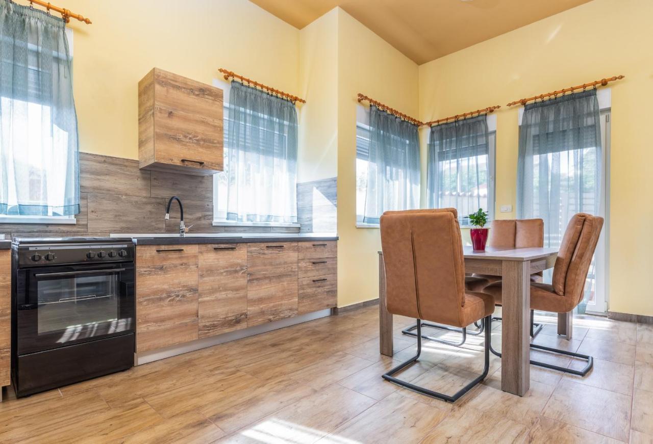 Apartmani Monte Pola Esterno foto