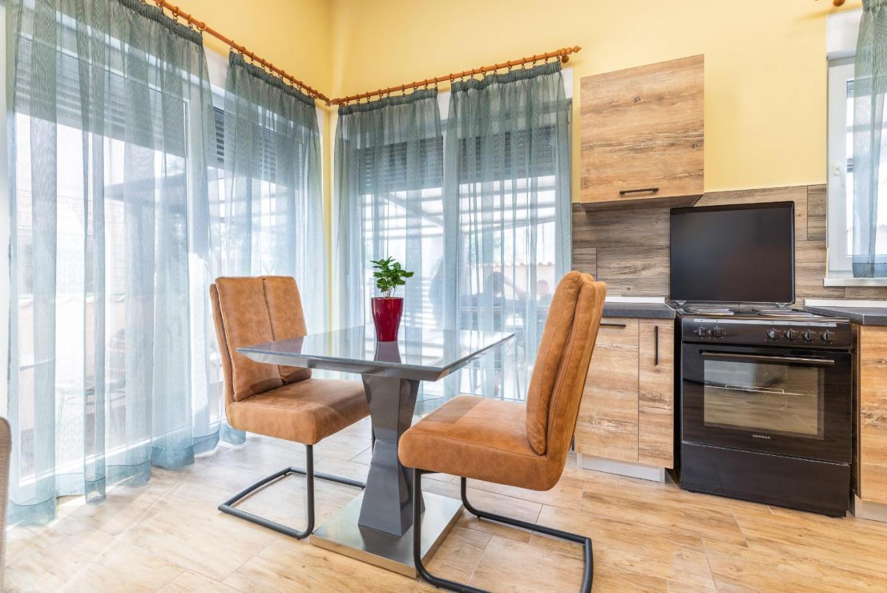 Apartmani Monte Pola Esterno foto